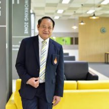 มทร.ธัญบุรี มอบ ดร. ให้ เบิร์ด ธงไชย ปลัดกระทรวงมหาดไทย และประธานมูลนิธิหนังไทย