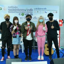 “7Days Crazy” แท็คทีม “วีวี่&ยีนส์” ร่วมเป็นจิตอาสา!! ร้องเพลงสร้างสุขให้ทีมแพทย์และประชาชน ณ สถานีกลางบางซื่อ