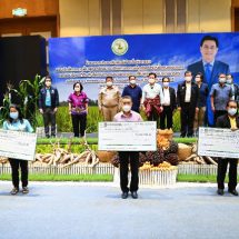 จุรินทร์ “ลุยอุบล” มอบเช็คชำระหนี้แทน พร้อม “แจกโฉนดคืนเกษตรกรกองทุนฟื้นฟู”