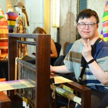 น้องซัน – ไกรลาส ทายาทช่างศิลปหัตถกรรม จากแรงบันดาลใจสู่การสร้างสรรค์ผ้าทอมือด้วยกี่ 2 ตะกอ
