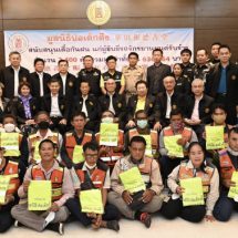 มูลนิธิป่อเต็กตึ๊ง ห่วงใย.. มอบเสื้อกันฝน 2,400 ตัว ให้กับผู้ขับขี่รถจักรยานยนต์รับจ้าง  ฝ่าฤดูฝนอย่างปลอดภัย รวมมูลค่ากว่า 6 แสนบาท