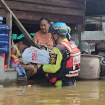 ” จากเหนือ.. สู่อีสาน ” ทีมบรรเทาสาธารณภัย มูลนิธิป่อเต็กตึ๊ง พร้อมอุปกรณ์ รถยกสูง 4×4 รถพยาบาลขับเคลื่อน 4 ล้อ โรงครัวเคลื่อนที่ ลุยพื้นที่จังหวัดหนองคาย เร่งช่วยเหลือผู้ประสบภัยน้ำท่วมต่อเนื่อง
