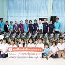 มูลนิธิป่อเต็กตึ๊ง สร้างอาชีพ สร้างชีวิต มอบอุปกรณ์ประกอบอาชีพแก่สตรี แม่เลี้ยงเดี่ยวหรือด้อยโอกาส ในพื้นที่จังหวัดชลบุรี พร้อมมอบรถเข็นวีลแชร์แก่ผู้พิการด้อยโอกาส มอบจักรยานให้แก่โรงเรียนในพื้นที่ชนบท และนำหน่วยแพทย์เคลื่อนที่ออกบริการประชาชนฟรี