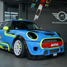 มินิ มิลเลนเนียม ออโต้ เปิดตัวทีมแข่ง ‘MILLENNIUM MOTORSPORT x MAGIK PROSHOP’ สนับสนุน มินิ ตัวแรงลงสู้ศึกรายการ PT MAXNITRON RACING SERIES 2025