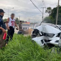 ตำรวจสอบสวนกลาง (CIB) ไล่ล่าเก๋งสวมป้ายทะเบียนปลอม ขับรถซิ่งหนีเจ้าหน้าที่ สุดท้ายชนเสาไฟฟ้าพังยับ