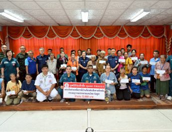 มูลนิธิป่อเต็กตึ๊ง จัดงบฯ กว่า 4.6 แสนบาท ลงพื้นที่จังหวัดอุบลราชธานี ศรีสะเกษ และสุรินทร์ มอบเงินช่วยเหลือกรณีบ้านพังเสียหายทั้งหลังจากเหตุการณ์ปะทะชายแดนไทย-กัมพูชา