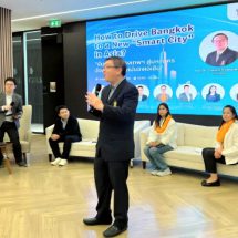 งานสัมมนา “𝐇𝐨𝐰 𝐭𝐨 𝐃𝐫𝐢𝐯𝐞 𝐁𝐚𝐧𝐠𝐤𝐨𝐤 𝐭𝐨 𝐚 𝐍𝐞𝐰 ‘𝐒𝐦𝐚𝐫𝐭 𝐂𝐢𝐭𝐲’ 𝐢𝐧 𝐀𝐬𝐢𝐚?” — “ขับเคลื่อนกรุงเทพฯ สู่มหานครอัจฉริยะแห่งใหม่ของเอเชีย”