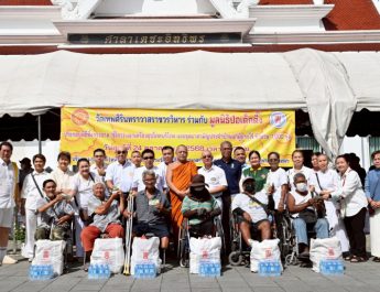 วัดเทพศิรินทราวาสราชวรวิหาร ร่วมกับ มูลนิธิป่อเต็กตึ๊ง จัดพิธีทิ้งกระจาด (ซิโกว) แจกเครื่องอุปโภคบริโภคและชุดยาสามัญประจำบ้านแก่ผู้ยากไร้ รวม 1,000 ชุด รวมมูลค่ากว่า 1.6 แสนบาท