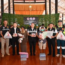 มูลนิธิป่อเต็กตึ๊ง ร่วมกับ กอ.รมน.และมูลนิธิไทยอาสาป้องกันชาติ จัดทีมบรรเทาสาธารณภัย พร้อมรถ-เรือท้องแบน นำข้าวสาร พร้อม ชุดยังชีพฉุกเฉิน และชุดยาสามัญประจำบ้าน มอบให้กับผู้ประสบอุทกภัย อำเภอป่าโมก และอำเภอวิเศษชัยชาญ จังหวัดอ่างทอง