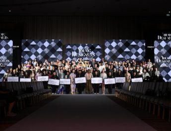 กระทรวงมหาดไทย โดยกรมการพัฒนาชุมชนประกาศผลแชมป์ดีไซเนอร์ผ้าไทย YOUNG DESIGNER 2025 สุดยิ่งใหญ่ดีไซน์เนอร์กรุงเทพฯ ไฟแรงคว้าแชมป์ ด้วยไอเดียชุดว่ายน้ำผ้าไทย