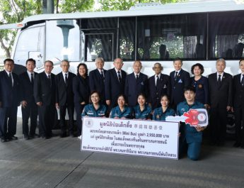 มูลนิธิป่อเต็กตึ๊ง มอบรถ Mini Bus สนับสนุนภารกิจมูลนิธิขาเทียม พร้อมมอบค่าพาหนะ เครื่องอุปโภคบริโภคแก่ผู้รับขาเทียม และช่างอาสาสมัคร ในโครงการออกหน่วยฯ ครั้งที่ 175