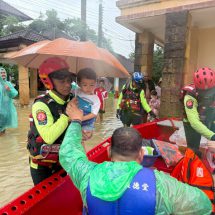 มูลนิธิป่อเต็กตึ๊ง นำทีมบรรเทาสาธารณภัย รวม 50 นาย พร้อมอุปกรณ์กู้ภัย กู้ชีพ เร่งลุยเข้าพื้นที่ อพยพผู้ประสบภัยน้ำท่วมชาวหาดใหญ่