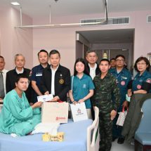 มูลนิธิป่อเต็กตึ๊ง นำกระเช้าเข้าเยี่ยมเยียน พร้อมมอบเงินปลอบขวัญให้กำลังใจแก่ทหารที่ได้รับบาดเจ็บจากเหตุปะทะชายแดนไทย-กัมพูชา ณ โรงพยาบาลพระมงกุฎเกล้า กรุงเทพฯ