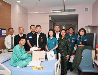 มูลนิธิป่อเต็กตึ๊ง นำกระเช้าเข้าเยี่ยมเยียน พร้อมมอบเงินปลอบขวัญให้กำลังใจแก่ทหารที่ได้รับบาดเจ็บจากเหตุปะทะชายแดนไทย-กัมพูชา ณ โรงพยาบาลพระมงกุฎเกล้า กรุงเทพฯ