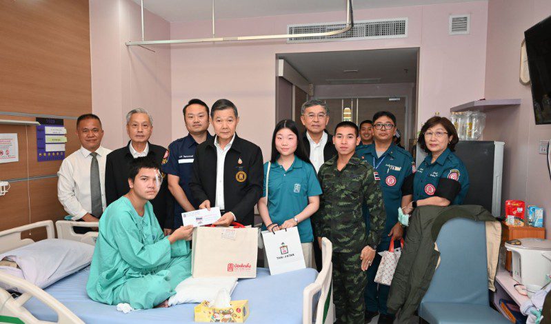 มูลนิธิป่อเต็กตึ๊ง นำกระเช้าเข้าเยี่ยมเยียน พร้อมมอบเงินปลอบขวัญให้กำลังใจแก่ทหารที่ได้รับบาดเจ็บจากเหตุปะทะชายแดนไทย-กัมพูชา ณ โรงพยาบาลพระมงกุฎเกล้า กรุงเทพฯ