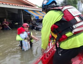 มูลนิธิป่อเต็กตึ๊ง ยกระดับ เพิ่มกำลังทีมบรรเทาสาธารณภัย ส่งกำลังกู้ชีพ กู้ภัย เร่งช่วยเหลือ – อพยพ ผู้ประสบภัยน้ำท่วม กทม. พร้อมเน้นย้ำ สายด่วนป่อเต็กตึ๊ง 1418 ได้ทันทีตลอด 24 ชั่วโมง!